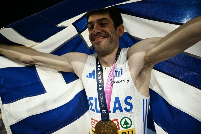 Ganó la medalla de oro en atletismo, pero durante una nota en vivo se dio cuenta de un descuido y su reacción generó la risa del cronista