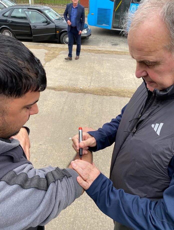 La increíble historia del hincha que se encontró a Marcelo Bielsa en un cajero, le pidió un autógrafo y se tatuó su firma