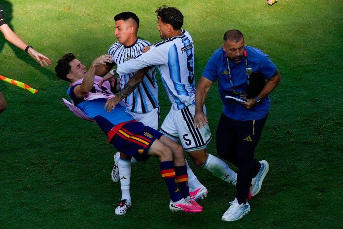 Paredes recibió una de las sanciones más severas en la historia de los Mundiales: el antecedente de Luis Suárez y cuándo volvería a jugar