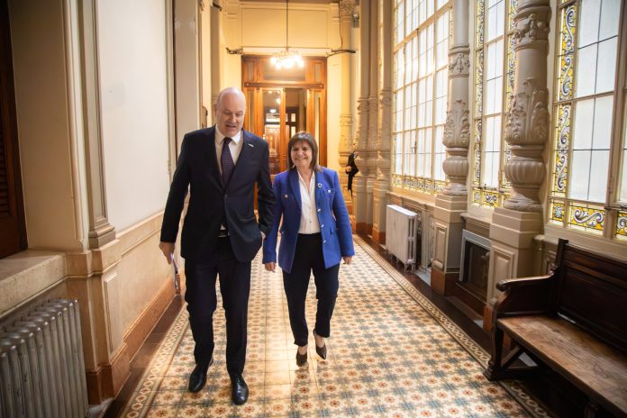Reparto de culpas en la Casa Rosada por la Ley de Tierras: críticas internas, fallas en la comunicación y tensión en la calle