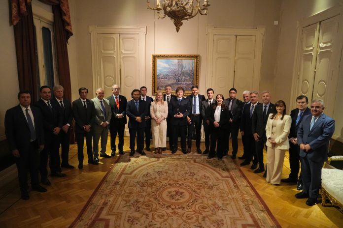 “Una gran mesa antikirchnerista”: el bloque político que gobernadores le proponen a la Casa Rosada para 2027
