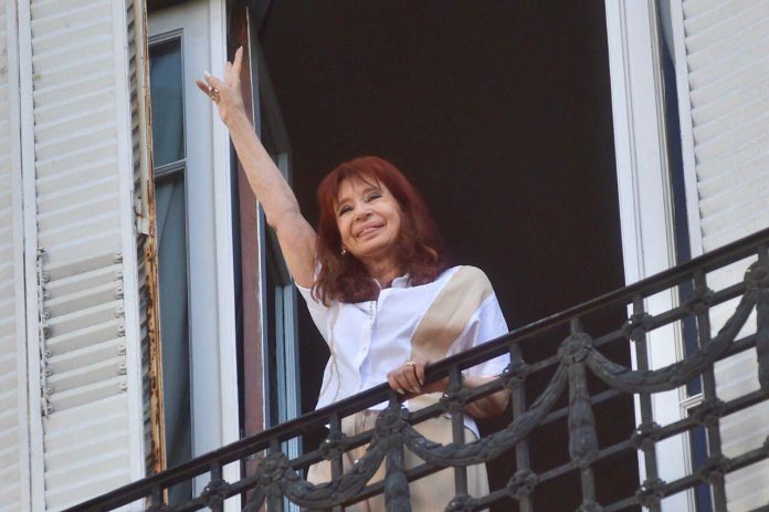El kirchnerismo muestra encuestas que dan a CFK competitiva para condicionar a Kicillof en el armado del PJ