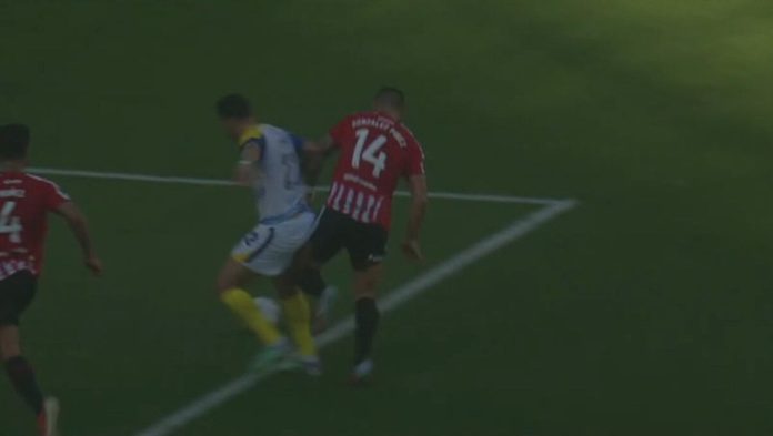 La lupa sobre el penal que sancionó Herrera a instancias del VAR para Rosario Central frente a Estudiantes en la Supercopa Internacional