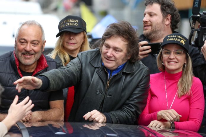 Milei adelanta la campaña en PBA: desembarcará con Santilli en Bahía Blanca y les preparan un acto partidario