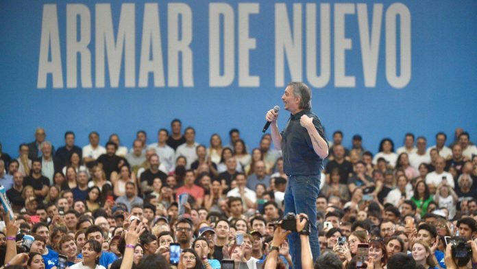 Qué dice la canción contra Kicillof que Máximo Kirchner “agitó” en el acto frente al balcón de Cristina Kirchner