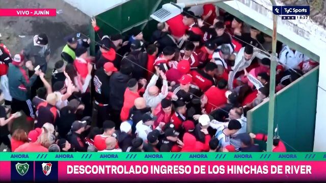 Caos y heridos: los incidentes en el ingreso de la hinchada de River al estadio Eva Perón de Sarmiento