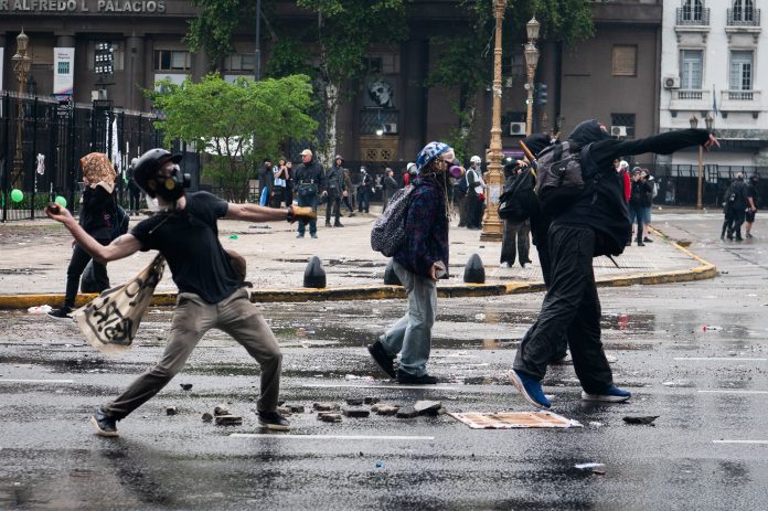 El Gobierno denunció penalmente a los manifestantes detenidos por los disturbios en el Congreso