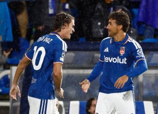 El golazo bajo la lluvia de Nico Paz ante el Manchester United al minuto del partido por Champions League