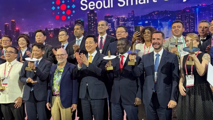 El intendente de Escobar Ariel Sujarchuk ganó el Seoul Smart City Prize en Corea del Sur