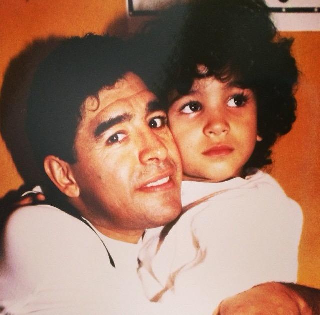Es hijo de Lalo Maradona y sobrino de Diego, jugó al fútbol hasta los 24 años, trabaja de martillero y lleva la historia familiar al streaming