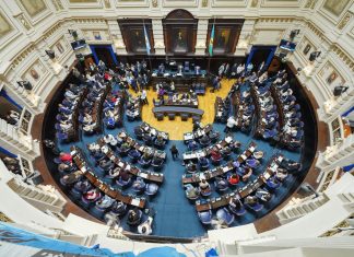 La provincia de Buenos Aires aprobó una ley que restringe el uso de celulares en las aulas de escuelas primarias y secundarias