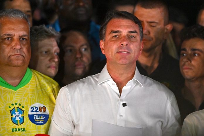 Migraciones confirmó que Flávio Bolsonaro viajó con su familia desde Argentina hacia Ecuador “sin ningún impedimento legal»