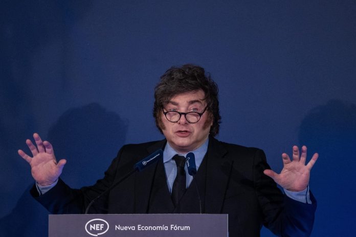 Milei atribuyó la suba del riesgo país a la volatilidad internacional y la oposición: «Enfrente están los orcos, una peste que quiere romper todo»