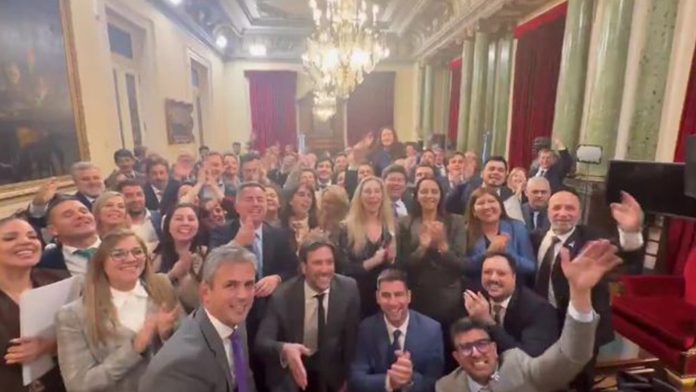 Video: Karina y el bloque libertario le cantaron el “feliz cumpleaños” al presidente Javier Milei